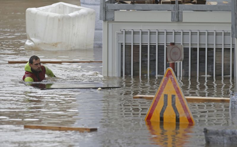A diver from Paris fire brigade removes garbage on the flooded banks of the Seine River, in Paris, June 4, 2016, after days of almost non-stop rain caused flooding in the country. REUTERS/Christian Hartmann