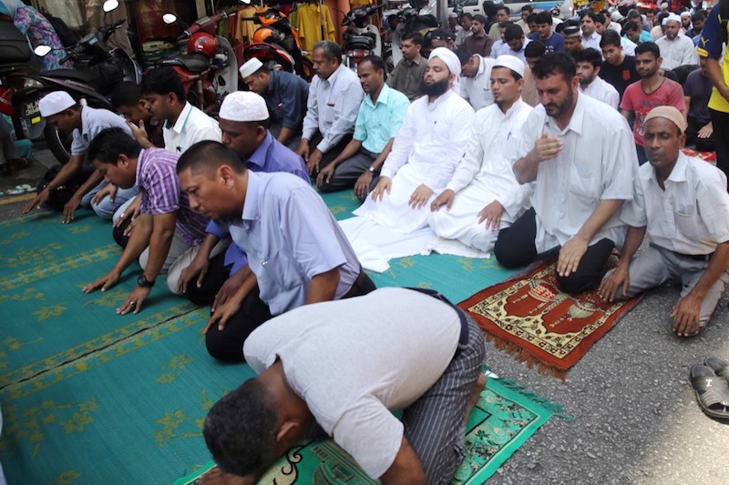 Muslim men perform the first Friday prayers of the Ramadan month at Masjid India, Kuala Lumpur on June 10 2016. u00e2u20acu201d Picture by Choo Choo Mayn