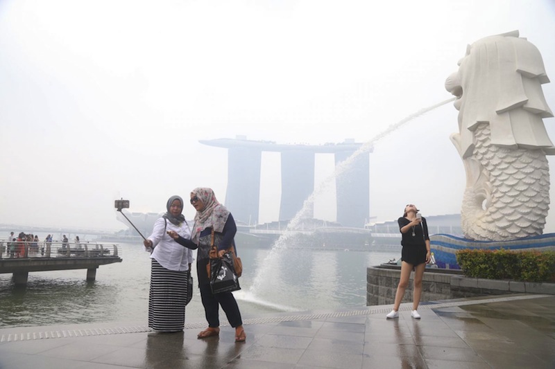 Tourists at Merlion Parkon Sept 16, 2015 during the haze period. u00e2u20acu201d TODAY pic