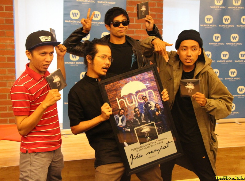 Member of Malaysian rock band Hujan pose with their new album u00e2u20acu02dcJika Sempatu00e2u20acu2122. u00e2u20acu201d Picture by TheHive.Asia