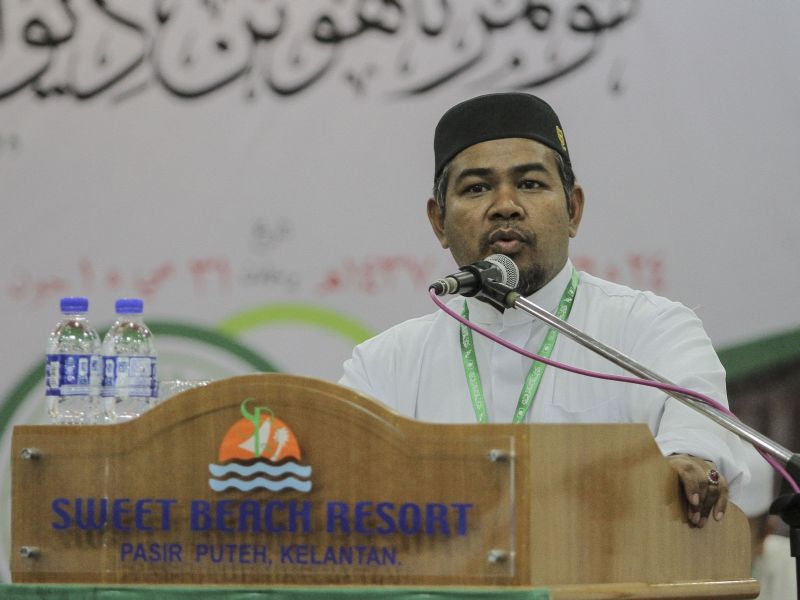 PAS Ulama Information Chief, Datuk Khairuddin Aman Razali speaks during 55th PAS Ulama Muktamar in Pasir Puteh, Kelantan,  June 1, 2016. u00e2u20acu2022 Picture by Yusof Mat Isa