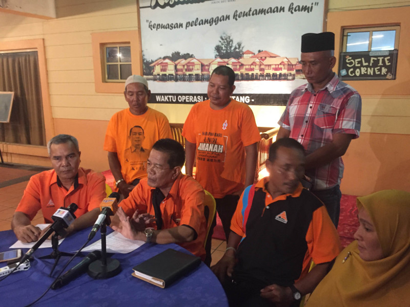 A group of Parti Amanah Negara members hold a press conference in Sungei Besar to express dissatisfaction with their partyu00e2u20acu2122s candidate selection, June 14, 2016. u00e2u20acu201d Picture by Kamles Kumar