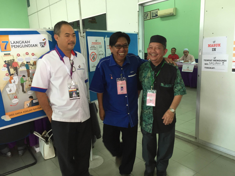 PAS candidate Dr Abdul Rani Osman (right) is pictured with BNu00e2u20acu2122s candidate Budiman Mohd Zohdi on polling day for the Sungai Besar by-election, June 18, 2016. u00e2u20acu201d Picture by Kamles Kumar