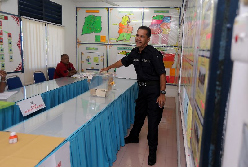 A police officer casts his vote at the Manong police station in Kuala Kangsar, June 14, 2016. u00e2u20acu2022 Picture by Farhan Najib Yusoff