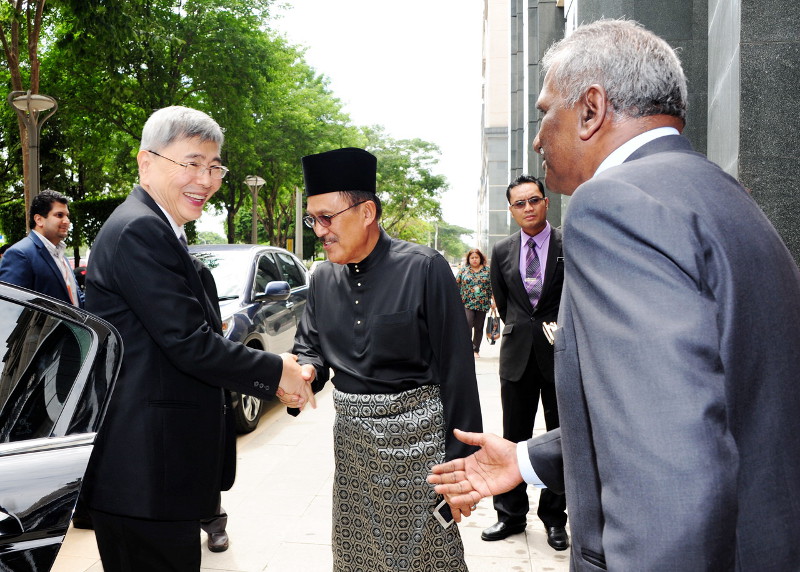 Newly appointed Minister of Plantation Industries and Commodities, Datuk Mah Siew Keong (left) being received by his deputy Datuk Datu Nasrun Datu Mansor at Bangunan MPIC in Putrajaya, June 28, 2016. u00e2u20acu201d Bernama pic