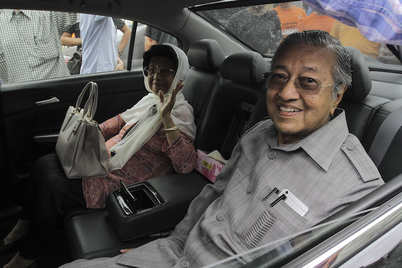 Tun Dr Mahathir Mohamad and his wife Tun Dr Siti Hasmah Mohd Ali visit Kampung Permatang Pasir Panjang in Sabak Bernam June 17, 2016. u00e2u20acu201d Picture by Yusof Mat Isa