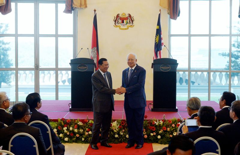Datuk Seri Najib Razak (right) shakes hands with Cambodian Prime Minister Hun Sen at a press conference in Kuala Lumpur, June 3, 2016. u00e2u20acu2022 Bernama picn-