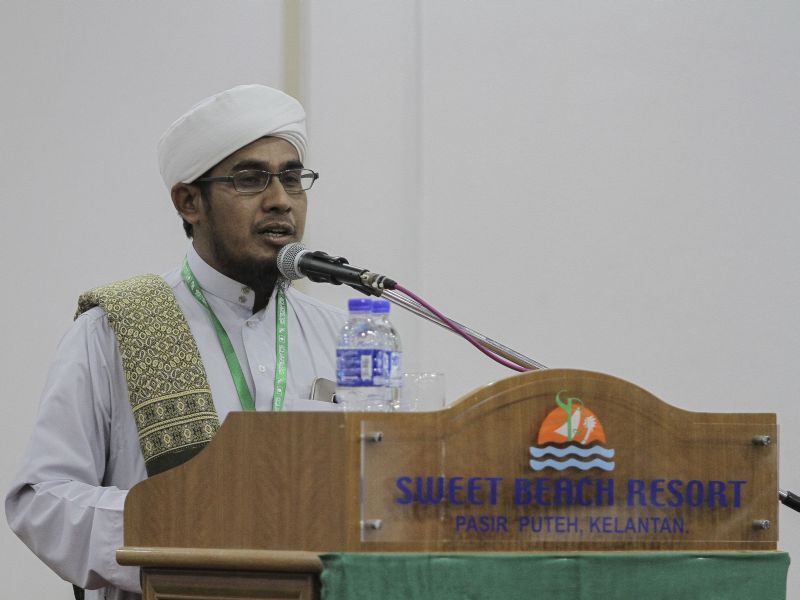 Selangor delegate Nik Bakri Nik Mat speaks during 55th PAS Ulama Muktamar in Pasir Puteh, Kelantan, June 1, 2016. u00e2u20acu2022 Picture by Yusof Mat Isa