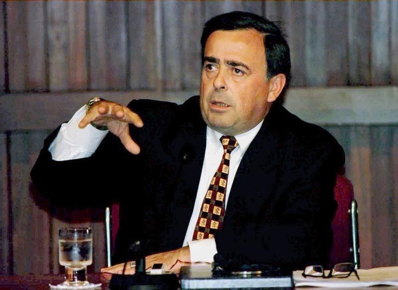 Then Pepsi CEO Roger Enrico addresses reporters about the soft drink giant's return to the Venezuelan market in this Dec 9, 1996 photo. u00e2u20acu201d Reuters pic