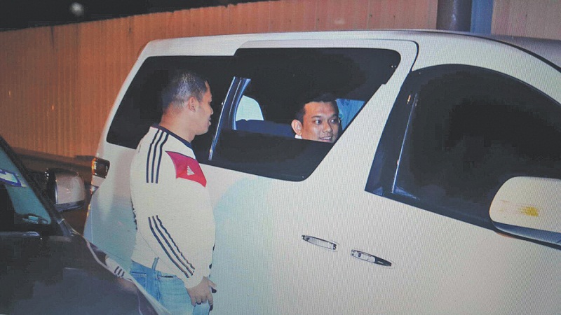 Sanjeevan leaves in a vehicle after he was arrested at the Nilai toll plaza with his driver on Wednesday night. u00e2u20acu201d Picture by China Press 