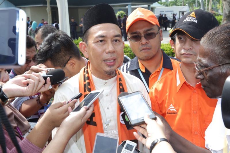 Amanahu00e2u20acu2122s Sungai Besar by-election candidate Azhar Abdul Shukur speaks to the media, June 5, 2016. u00e2u20acu2022 Picture by Choo Choy May