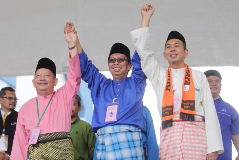 (From left) Sungai Besar by-election candidates Dr Rani Osman (PAS), Budiman Mohd Zohdi (BN) and Azhar Abdul Shukur (Amanah) at Dewan Sri Bernam in Sungai Besar, June 5, 2016. u00e2u20acu2022 Picture by Choo Choy May 