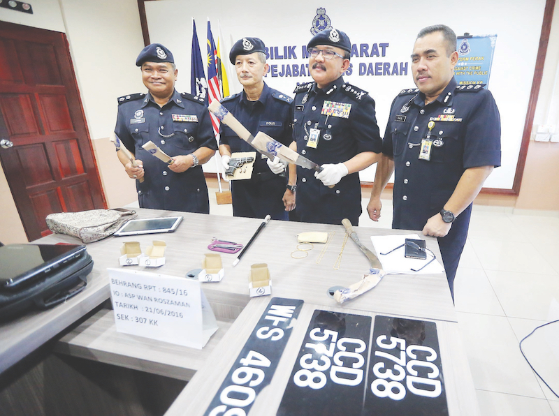 Abdul Rahim (second from left) and officers show the seized weapons yesterday. u00e2u20acu201d Picture by Farhan Najib Yusoff