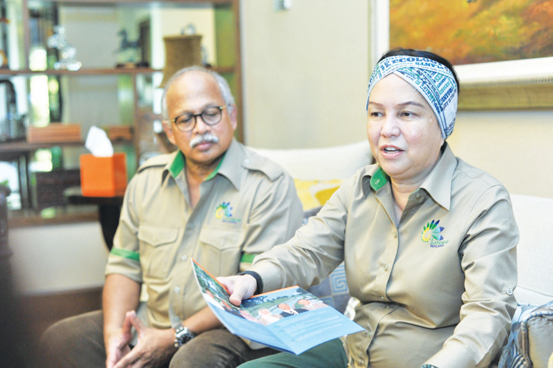 Jeanne and Dzulkifli explain the mechanics of the project. u00e2u20acu201d Picture by Azinuddin Ghazali