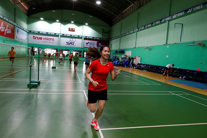 Thailand’s badminton player Ratchanok Intanon, who hopes to win gold at the Rio Olympics, takes a break during an afternoon training session at a gym in Bangkok, Thailand, June 22, 2016. Picture taken June 22, 2016. 