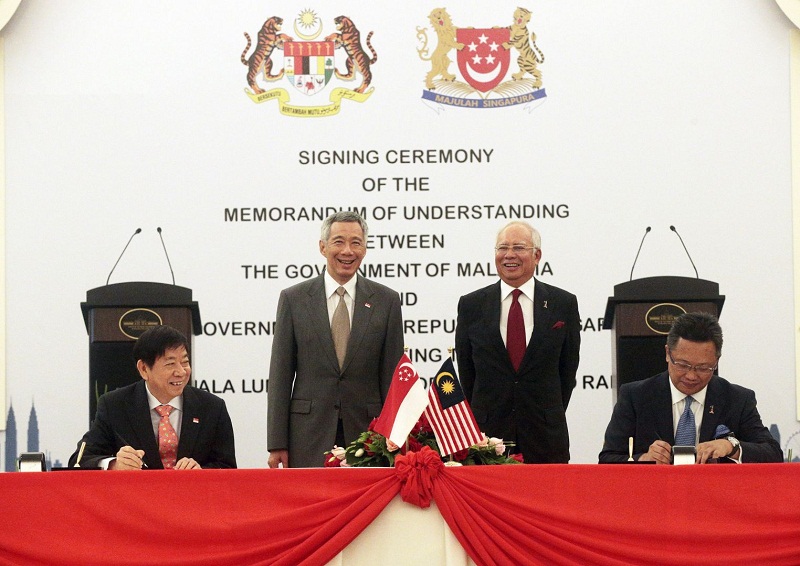 Singaporeu00e2u20acu2122s Prime Minister Lee Hsien Loong and Prime Minister Datuk Seri Najib Razak look on as Singaporeu00e2u20acu2122s Transport Minister Khaw Boon Wan, and Malaysiau00e2u20acu2122s Minister in the Prime Ministeru00e2u20acu2122s department Datuk Abdul Rahman Dahlan sign the HSR MOU in 