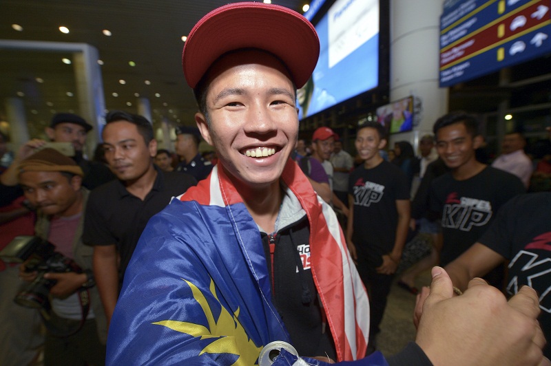 Moto3 racer Khairul Idham Pawi arrives at the Kuala Lumpur International Airport (KLIA) in Sepang, July 22, 2015. u00e2u20acu201d Bernama pic