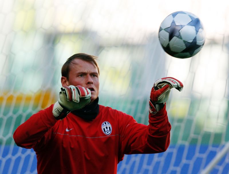Juventusu00e2u20acu2122 Swiss goalkeeper Alex Manninger attends the team training session on the eve of the Champions League football match between Juventus and Chelsea at Olympic Stadium in Turin on March 9, 2009. u00e2u20acu201d AFP pic