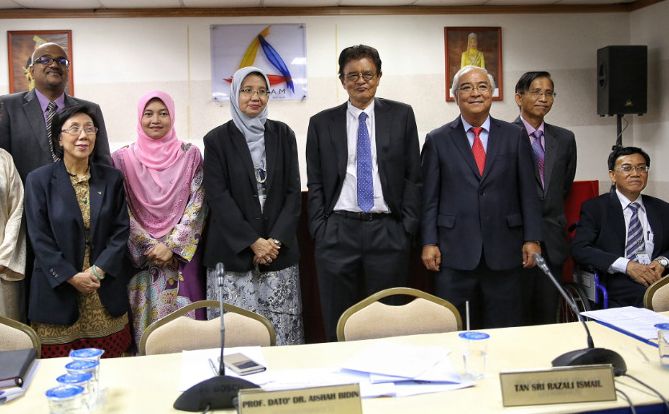 Picture shows the members of Suhakam: (from right) Francis Johen, Datuk Godfrey Gregory, Datuk Mah Weng Kwai, Tan Sri Razali Ismail, Prof Datuk Dr. Aishah Bidin, Dr. Nik Salida Suhaila Nik Saleh, Datuk Lok Yim Pheng, and Jerald Joseph. u00e2u20acu201d Picture by Saw 