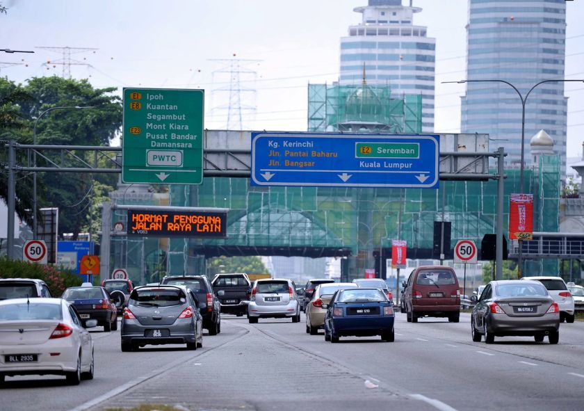 Traffic on the Federal highway heading towards Kuala Lumpur and Bangsar, July 10, 2016. u00e2u20acu201d Bernama pic