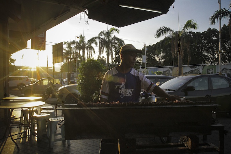 The satay man... such a quintessential Malaysian scene, and here at Nyok Lan Satay it is serious business.