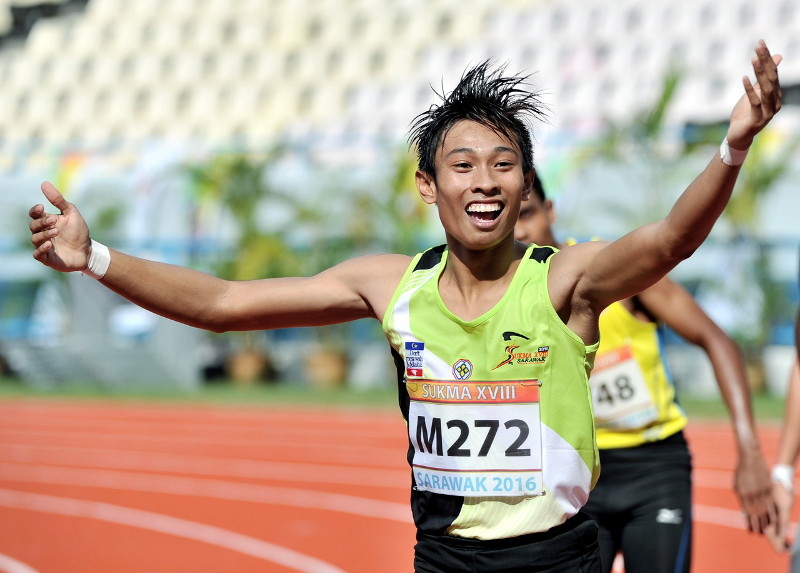 Malaccau00e2u20acu2122s athlete Khairul Hafiz Jantan celebrates winning the 100-metre menu00e2u20acu2122s final at the 18th Sukma in Stadium Sarawak, Kuching, July 27, 2016, after breaking the national record with a time of 10:18 seconds. u00e2u20acu201d Bernama pic