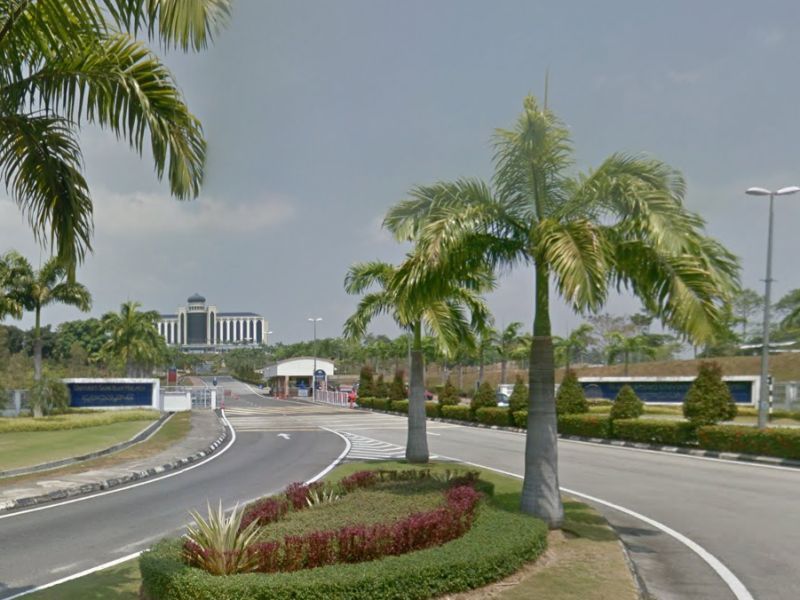 Kebakaran menyebabkan rumah siswa Universiti Sains Islam Malaysia (USIM) di Taman Desa Anggerik, Nilai musnah 80 peratus, kata bomba. u00e2u20acu2022 Paparan skrin Google 