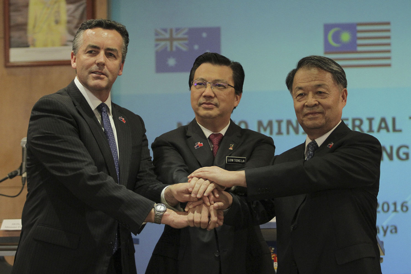Transport ministers for Australia, Malaysia and China (from left) Darren Chester, Datuk Seri Liow Tiong Lai and Yang ChuanTang at the press conference on MH370 in Putrajaya July 22, 2016. u00e2u20acu201d Picture by Yusof Mat Isa