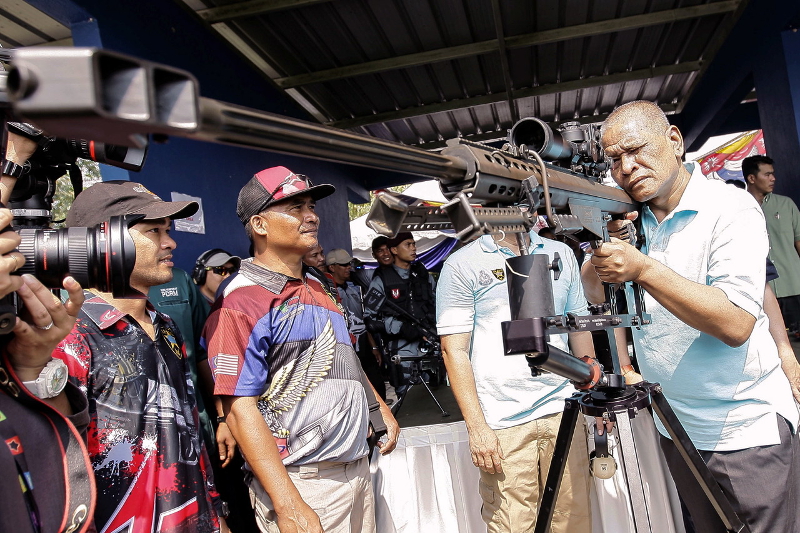 Deputy IGP Datuk Noor Rashid Ibrahim tests a 12.7mm Barrett sniper rifle at closing ceremony of the International Practical Shooting Confederation (IPSC) shooting competition in Cheras, July 31, 2016. u00e2u20acu201d Bernama pic