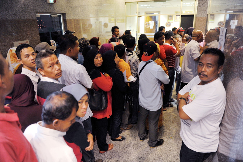 The queue at the National Registration Department in Putrajaya after rumours spread about a false programme for the conversion of the red or permanent resident (MyPR) card to the Mykad, July 22, 2016. u00e2u20acu201d Bernama pic