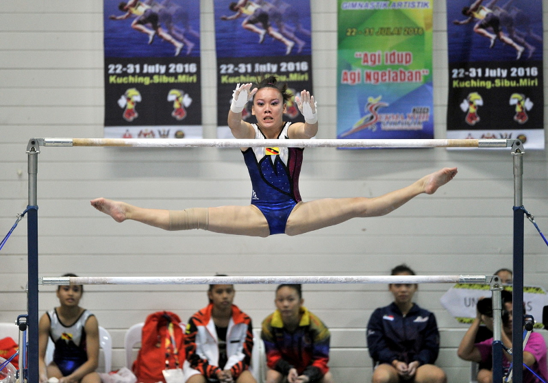Sarawak gymnast Esmelda Arecia Menti Alferd Geling on the horizonal bars during the artistic gymnastics event at the 18th Sukma Games in Kuching, Sarawak July 30, 2016. u00e2u20acu201d Bernama pic