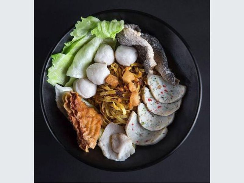 Choose between Mee Pok or Mee Kia for your fishball noodles. The fishball, made entirely out of fish is bouncy and firm and the noodles has a QQ texture. ― Picture taken from The Fishball Story’s Facebook Page