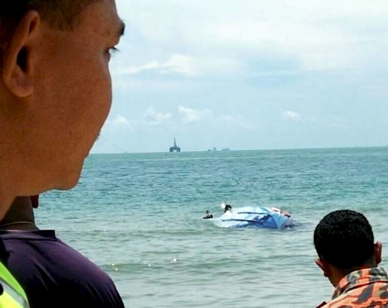 A boat that was transporting illegal immigrants capsized in Pantai Batu Layar, Sungai Rengit, Kota Tinggi July 23, 2016. Search and rescue teams managed to find 34 survivors and seven bodies. u00e2u20acu201d Bernama pic