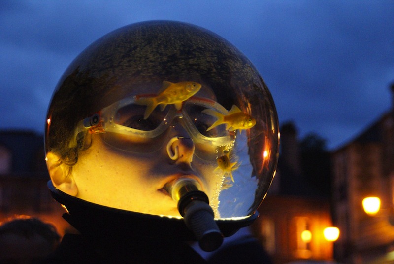 French artist with his head in a fishbowl. u00e2u20acu201du00c2u00a0Picture courtesy of Machtiern Company