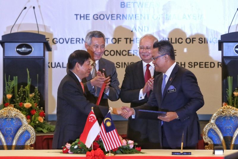 Datuk Seri Najib Razak (right) and Lee Hsien Loong witness the signing of the Memorandum of Understanding on the Malaysia-Singapore High Speed Rail project at Seri Perdana, July 19, 2016. u00e2u20acu2022 Picture by Saw Siow Feng