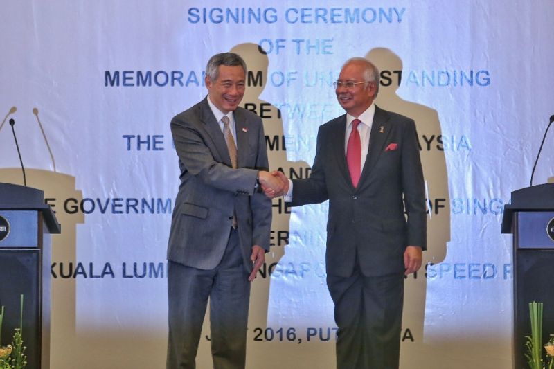 Datuk Seri Najib Razak (right) shakes hands with Singaporean Prime Minister Lee Hsien Loong at Seri Perdana, July 19, 2016. u00e2u20acu2022 Picture by Saw Siow Feng