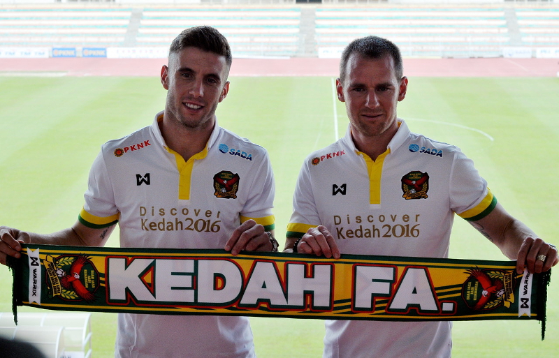 Former Sydney FC player Shane Edward Smeltz (right) and former Felda United player Thiago Augusto Fernandes signed a deal with the Kedah football team in Alor Setar, Kedah July 12, 2016. u00e2u20acu201d Bernama pic