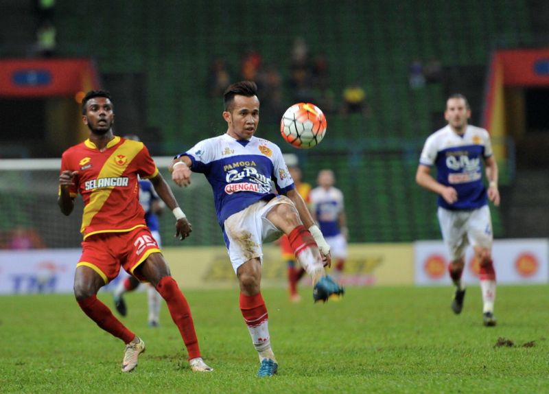 Pemain Kelantan, Mohammad Qayyum (kanan) cuba mengawal bola dari pemain pasukan Selangor, R. Gopinathan (kiri) pada perlawanan Kumpulan B, Piala Malaysia 2016 antara Pasukan Selangor menentang Kelantan di Stadium Shah Alam semalam. u00e2u20acu2022 Foto Bernama