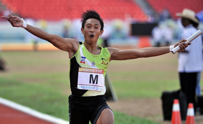Pelari Melaka, Khairul Hafiz Jantan meraikan kejayaan ketika melintasi garisan penamat pada saingan akhir 4X100 meter lelaki pada Sukan Malaysia Ke-18 di Stadium Sarawak, Kuching 28 Julai 2016. u00e2u20acu201d Foto Bernama