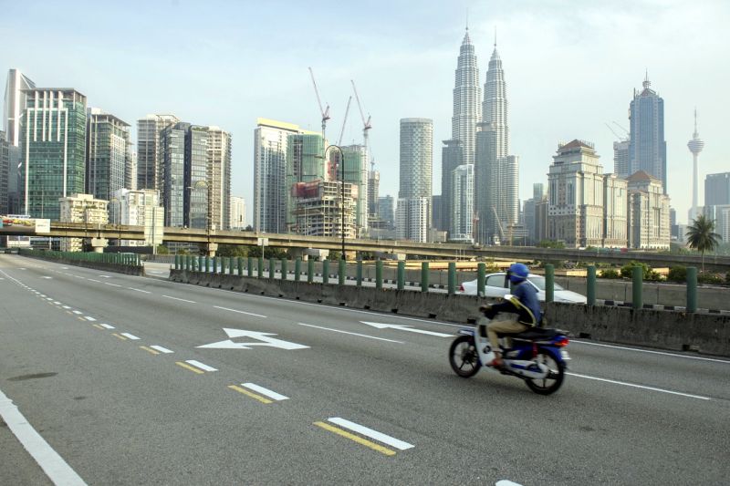 Keadaan trafik di Jalan Tun Razak pada jam 6.30 petang semalam. Ini berikutan ramai warga kota mengambil kesempatan pulang ke kampung sempena cuti panjang perayaan Hari Raya tahun ini. u00e2u20acu2022 Foto Bernama
