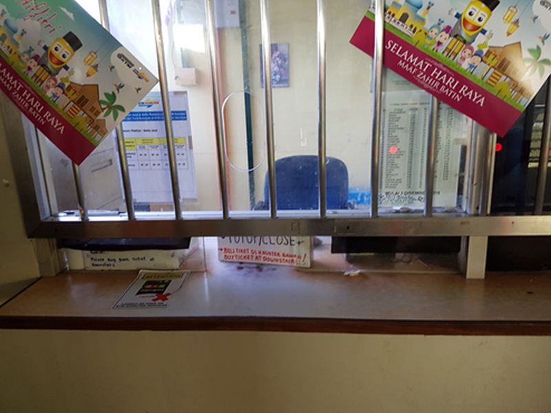 Ong claimed that when he approached the manual ticketing counter, no one was manning it. ― Picture by Ong Kian Ming