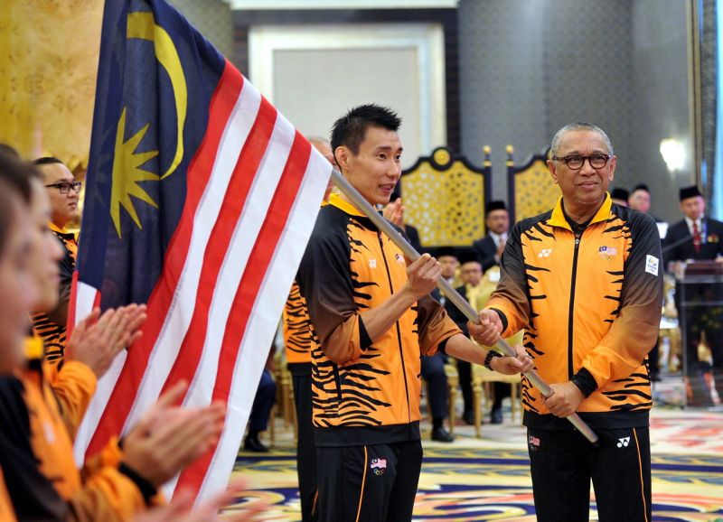 Chef de Mission Tan Sri Dr Mohamed Al Amin Abdul Majid (right) hands over the Jalur Gemilang to  Datuk Lee Chong Wei at the Istana Negara in Kuala Lumpur, July 28, 2016. u00e2u20acu2022 Bernama pic