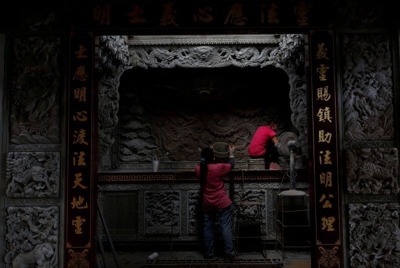 Employees work on a readymade Chinese traditional temple at the Chuanso factory that manufactures religious objects in Pingtung, Taiwan, July 5, 2016. REUTERS/Tyrone Siu