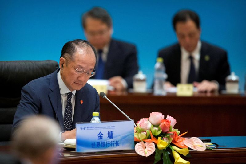 World Bank President Jim Yong Kim (L) attends the 1+6 Roundtable on promoting growth in the Chinese and global economies at the Diaoyutai State Guesthouse in Beijing July 22, 2016. REUTERS/Mark Schiefelbein/Pool