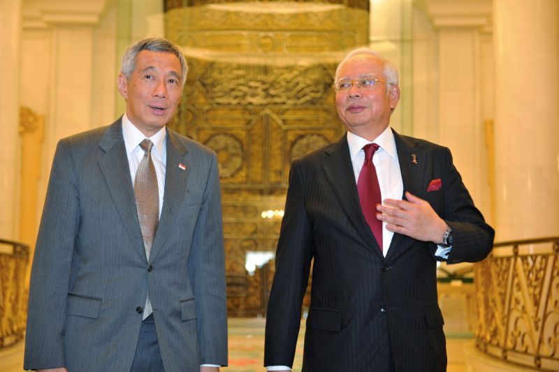 Datuk Seri Najib Razak (right) and Lee Hsien Loong witness the signing of the Memorandum of Understanding on the Malaysia-Singapore High Speed Rail project at Seri Perdana, July 19, 2016. u00e2u20acu2022 Picture by Saw Siow Feng