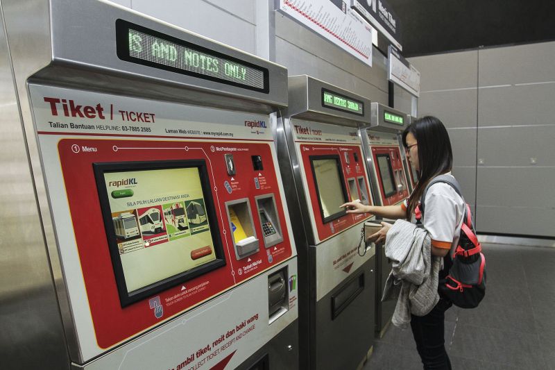 Paying cash for LRT tokens cost more, while cashless options comes with a 17 per cent discount or between 18 to 30 per cent discounts for weekly and monthly passes. ― Picture by Yusof Mat Isa
