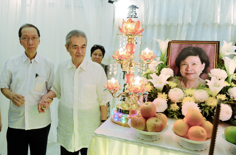 Former prime minister Tun Abdullah Ahmad Badawi paying last respects to the late wife of former Penang Chief Minister, Tan Sri Dr Koh Tsu Koon, Toh Puan Chui Kah Peng at their home in Georgetown July 25, 2016. Also seen is his wife Tun Jeanne Abdullah Abd