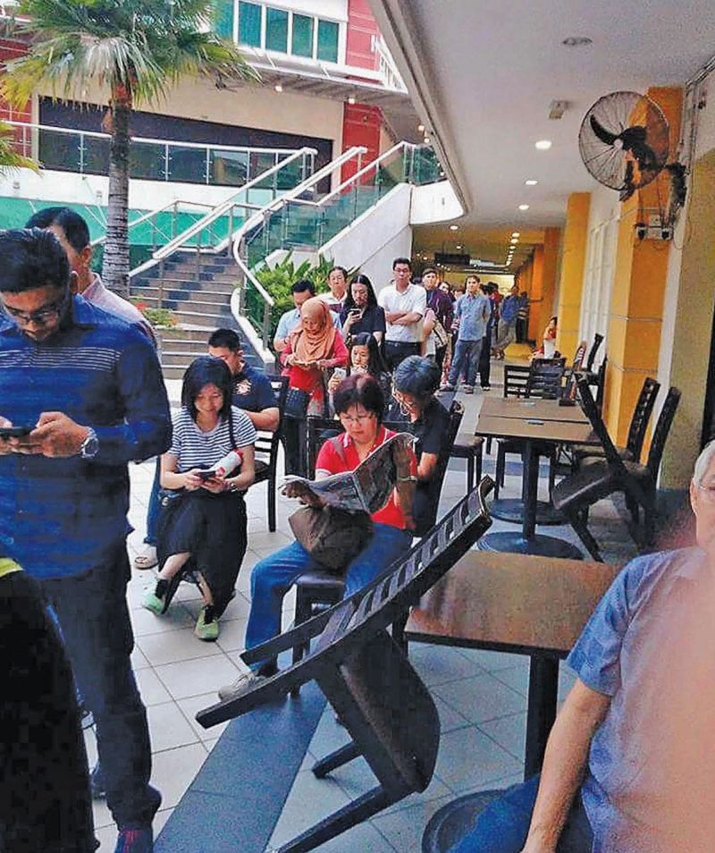 The queue at the Kelana Jaya Immigration office yesterday. u00e2u20acu201d Picture from Sheena Prasannanu00e2u20acu2122s Facebook page