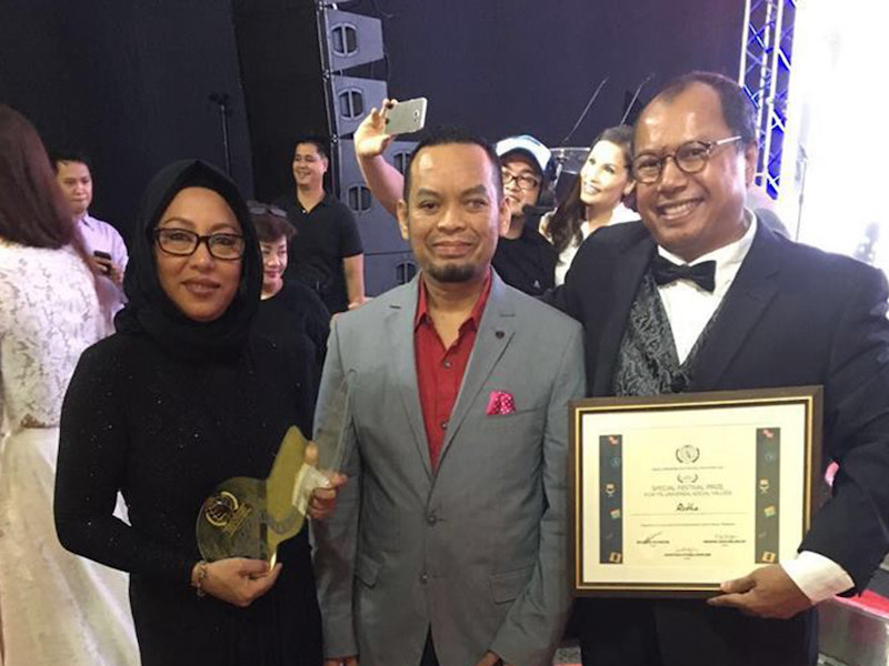 u00e2u20acu02dcRedhau00e2u20acu2122 director Tunku Mona Riza, Counsellor from the Malaysian embassy in Philipines Rizani Irwan and u00e2u20acu02dcRedhau00e2u20acu2122 producer Haris Sulong at the World Premieres Film Festival (WPFF) in Manila July 3, 2016. u00e2u20acu201d Picture via CinemaOnline