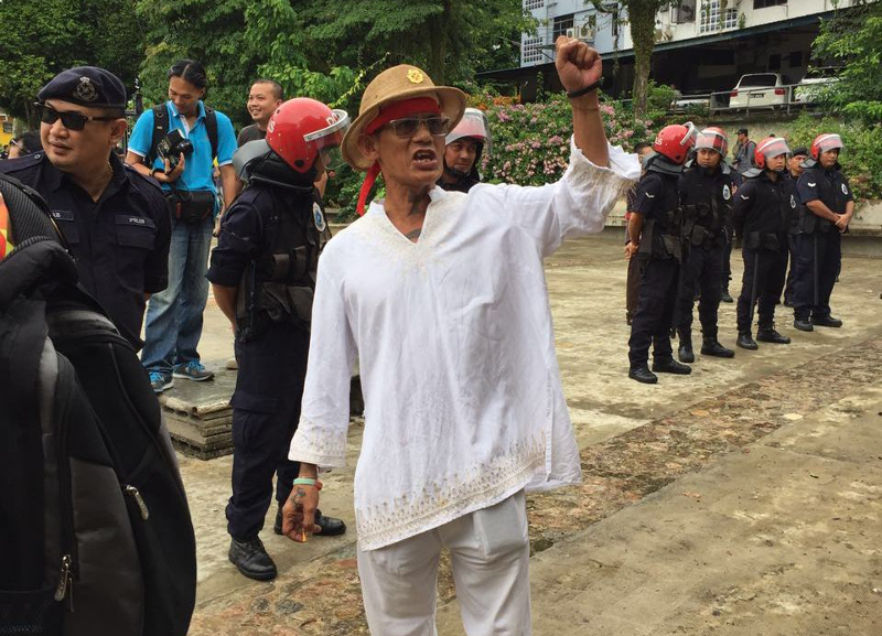 S4S leader Peter John Jaban telling the police to let the people enter the venue at Taman Kommuniti, Serian, Sarawak July 22, 2016. u00e2u20acu201d Picture courtesy of Peter John Jaban